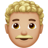 hombre: tono de piel claro medio y pelo rizado