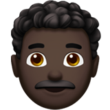 hombre: tono de piel oscuro y pelo rizado