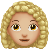 mujer: tono de piel claro medio y pelo rizado