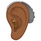 oreja con audífono: tono de piel oscuro medio