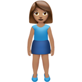 mujer de pie: tono de piel medio