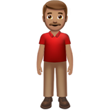 hombre de pie: tono de piel medio