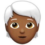 persona adulta: tono de piel oscuro medio y pelo blanco