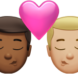 beso: hombre, hombre, tono de piel oscuro medio, tono de piel claro medio