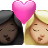 beso: mujer, mujer, tono de piel oscuro, tono de piel claro medio