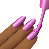 pintarse las uñas: tono de piel oscuro medio