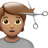 persona cortándose el pelo: tono de piel medio