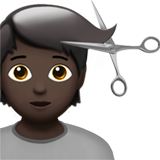 persona cortándose el pelo: tono de piel oscuro