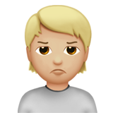 persona haciendo pucheros: tono de piel claro medio