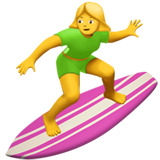 mujer haciendo surf