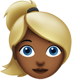 mujer rubia: tono de piel oscuro medio