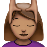 mujer recibiendo masaje: tono de piel medio