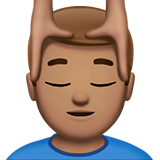 hombre recibiendo masaje: tono de piel medio