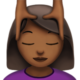 mujer recibiendo masaje: tono de piel oscuro medio