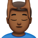 hombre recibiendo masaje: tono de piel oscuro medio