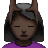 mujer recibiendo masaje: tono de piel oscuro