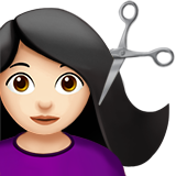 mujer cortándose el pelo: tono de piel claro