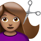 mujer cortándose el pelo: tono de piel medio