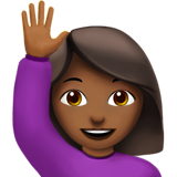 mujer con la mano levantada: tono de piel oscuro medio