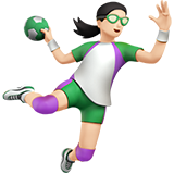 mujer jugando al balonmano: tono de piel claro