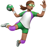 mujer jugando al balonmano: tono de piel medio